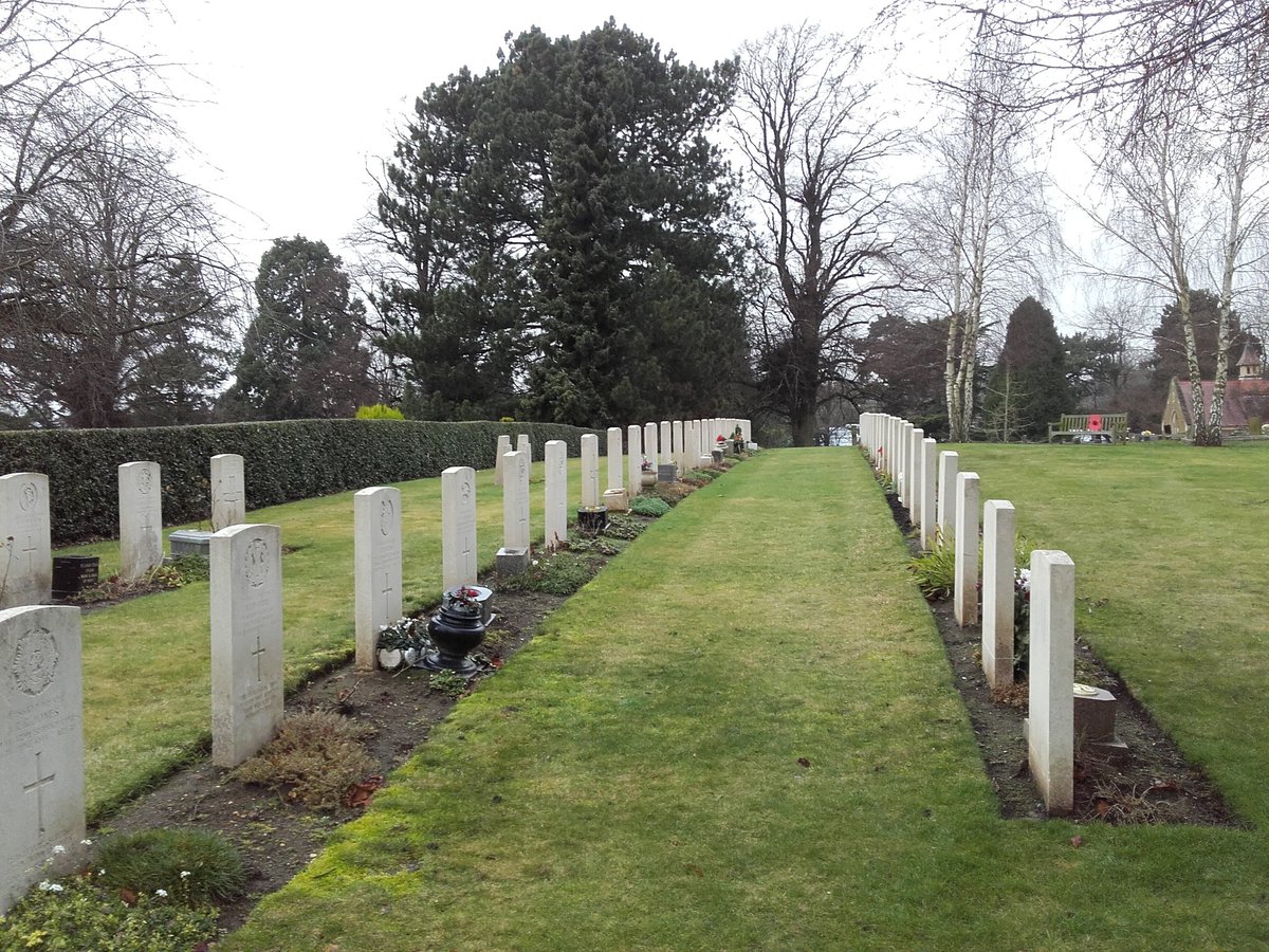 Chrishawes123's tweet photo. CWGC plot in Northampton (Kingsthorpe) Cemetery. Maintained by @cwgc why not pay a visit when you are nearby. https://t.co/6kYufYBYQO