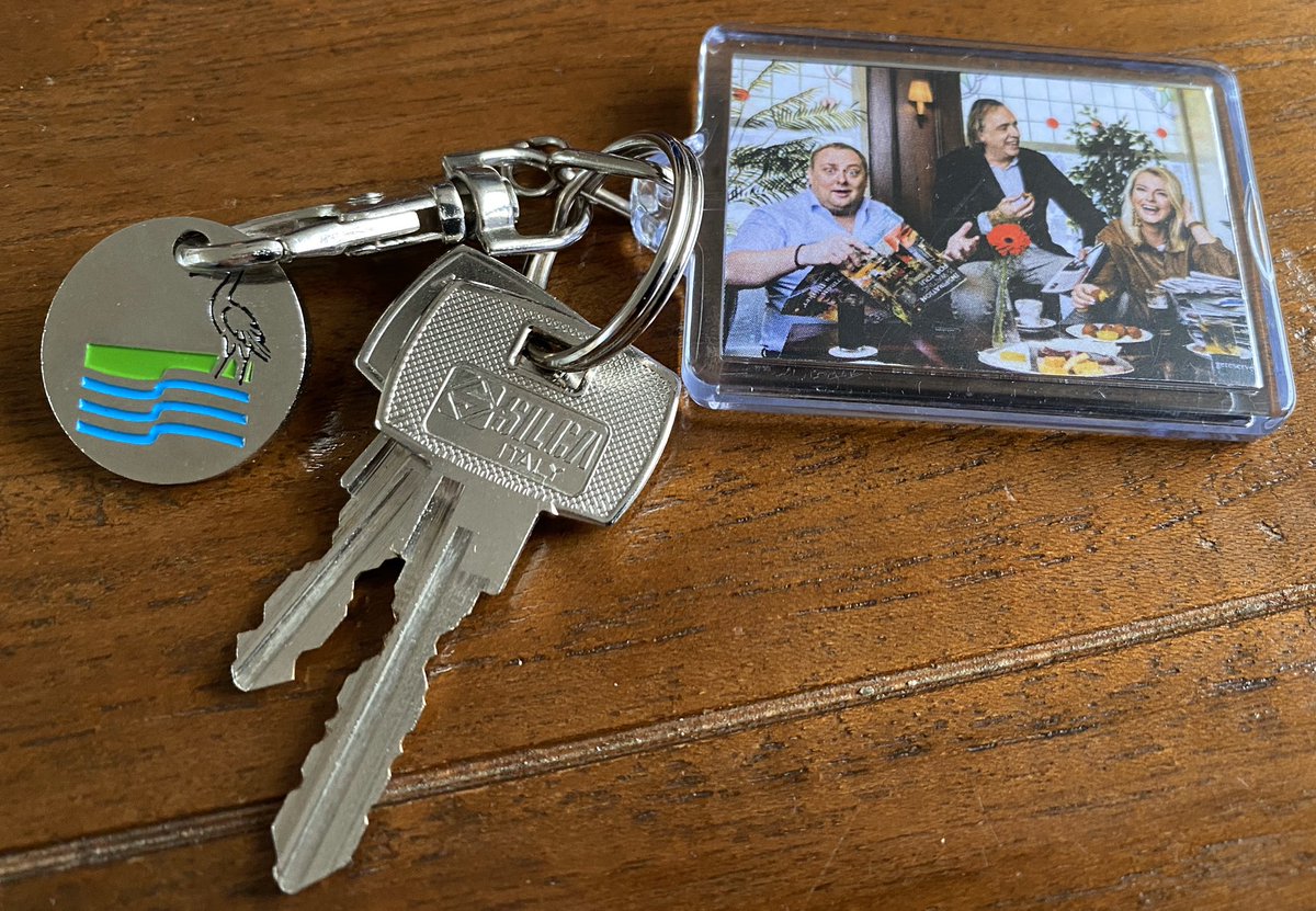 rob_in_wormer's tweet photo. Het is niks dat je naar een opname bent geweest van de #Krokante #Leesmap, maar ik loop nu wel met een sleutelhanger met de foto van @MvanRoosmalen rond 🤨 https://t.co/sq8Td89d6q