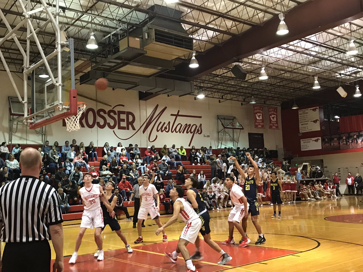 WapatoSD's tweet photo. #WapatoHS 🏀3rd Quarter Recap🏀 Wapato Boys 🐺 66-69 🐎Prosser Mustangs
#WolvesVsMustangs
#TwoBackToBackBuzzerShots https://t.co/0o6HS6ke8c