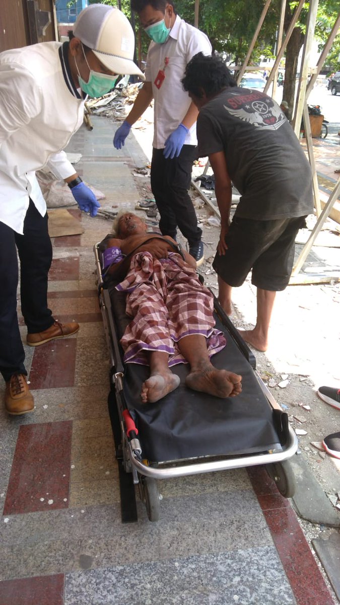 Rabu , 15 Januari 2020

Respon cepat dari team <a href="/ambulancehebat/">Ambulance Pemkot Semarang</a> dan <a href="/DinsosSMG/">Dinas Sosial Kota Semarang</a>
untuk laporan ditemukan PGOT dengan kondisi lemas dan tidak sadar , PGOT di rujuk ke @rskotasemarang 

<a href="/hendrarprihadi/">Hendi (Hendrar P)</a>
#SemarangHebat 
#SemrangAman
#callcenter112