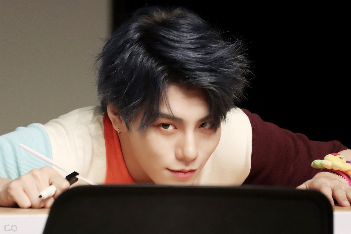 jbj_bb's tweet photo. 190422 팬싸인회
일 하기 싫어서 외장하드 열었다가 기절할뻔......
규니 너무 잘생겨서 소름 돋아요 진짜루🥶
#JBJ95 #상균 #김상균 https://t.co/5RGu90V9y8