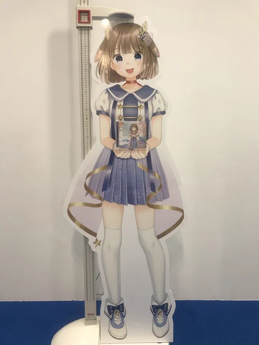 初回限定版には「午前0時の無力な神様」MVがついてきます。10周年は大きく成長(自分なりに前進)したいという熱いお話を大人の皆様にした記憶がありますが、なんとギネス申請するくらい物理的に大きい完全受注生産の等身大パネルジャケットを作ってくれました。詳細はこちら https://t.co/dQvc0mRkHh 