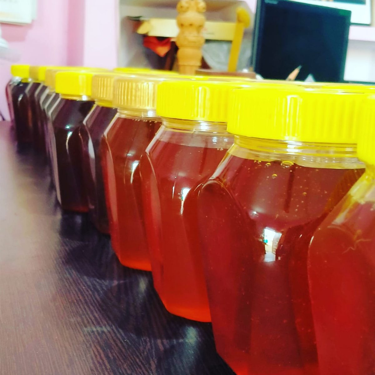 मधुमक्खी को बेघर नहीं होना पड़ता है। अतः अहिंसक रास्ते से प्राप्त किए गए शहद को प्रोत्साहित करें और उसे अपनाएं, प्रयोग में लाएं।अपने लोकल बीकीपर से Raw Honey खरीदें। बड़े-बड़े ब्रांड के प्रोसेस किया हुए शहद से बचें।