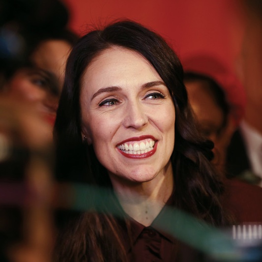 simonahac's tweet image. .@StevePriceMedia: this is a woman. don't be afraid. don't be scared. won't hurt you. she won't hurt you.