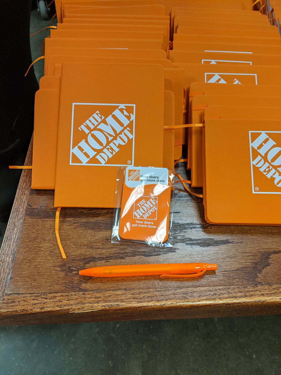 shelbyrenee1964's tweet photo. Got to hand out shirts and jackets to all our specialists, along with these treats as well, & to our entire store #LoveWinningContests #Speciality #OnePaint #Teamwork #SWBEST https://t.co/Zw8xlXU0Cb