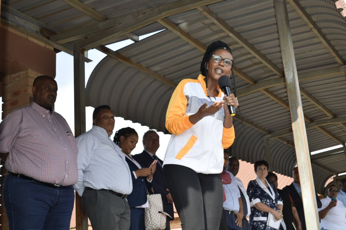 mapepeza_media's tweet photo. In her speech to learners of Kgoro Ya Thuto Secondary, MEC Hlophe has urged them to not take their studies for granted. She also said that the province has career opportunities in the Sporting Industry that learners can take advantage of when they finish school. #backtoschoolgp https://t.co/aiHMFRcczX