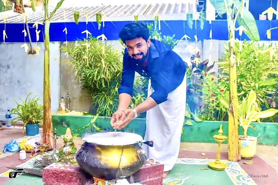 actorjeradnoel's tweet photo. #என்_அன்பு_நண்பர்கள், #உறவுகள், #சொந்தங்கள் #சக_கலைஞர்கள் அனைவருக்கும் தமிழர் பொங்கல் தின வாழ்த்துக்கள் 🌾🌾பொங்கலோ பொங்கல்🌾🌾🌾

Happy Pongal to all my dear friends and fans 🌾🌾🌾🌾

அன்புடன்.
#ஜெறாட்_நோயல். https://t.co/sEXyLuRgXJ