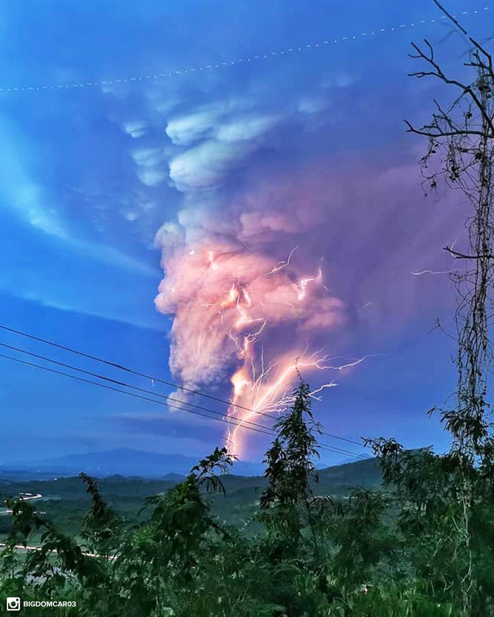 futurasciences's tweet photo. [🌍] Le #volcan #Taal crachait ce lundi une gigantesque colonne de cendres et de fumée zébrée d'éclairs au sud de la capitale philippine, où des centaines de vols internationaux ont été annulés de crainte d'une imminente éruption «explosive» #futuraplanete #planete https://t.co/PoFtpPAxcK