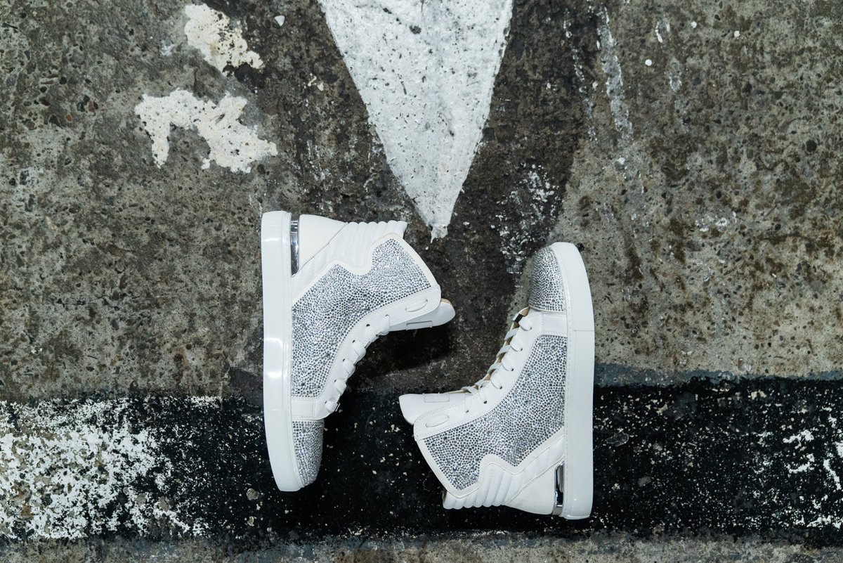J75Shoes's tweet photo. Footwear for the famous - you don’t know glam until you’ve seen the #Sparta-Hi.
https://t.co/hS1r6fnkeN
#J75 #J75shoes #Jumpshoes https://t.co/SiS0D3KGIV