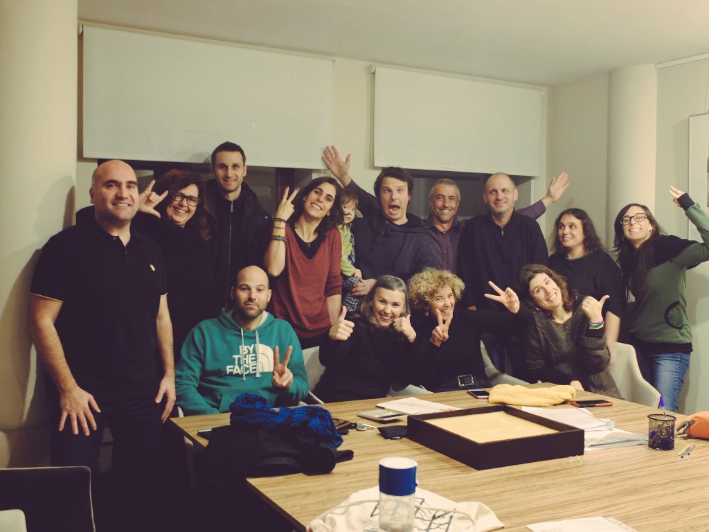 Ahir, 11 sòcies i representants de l'Estrella i l'Ecoopiraitva, vam signar l'acta oficial d constitució d la nova cooperativa pel #supermercatcooperatiu i participatiu d #Mataró. Emocionades, passa a passa fins a fer realitat el super. 💚👣🛒 #EconomiaSocialiSolidaria Som-hi!✊🏼😃