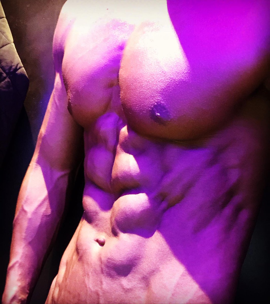 ディーサン D Sun アブローラーについて質問いただきますが自分の場合は膝コロです ウエスト細いまま腹筋をボコボコにしたいからです 立ちコロの伸ばして耐える意識は大腰筋やその他の筋肉も動員されるので膝コロで引く まくる 意識を大事にしてます後日