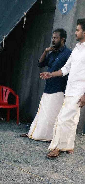 SSMusicTweet's tweet photo. #ThalapathyVijay #Master !!
#MasterSecondLook #Mastersecondlooktoday https://t.co/jaSkIsZwUy