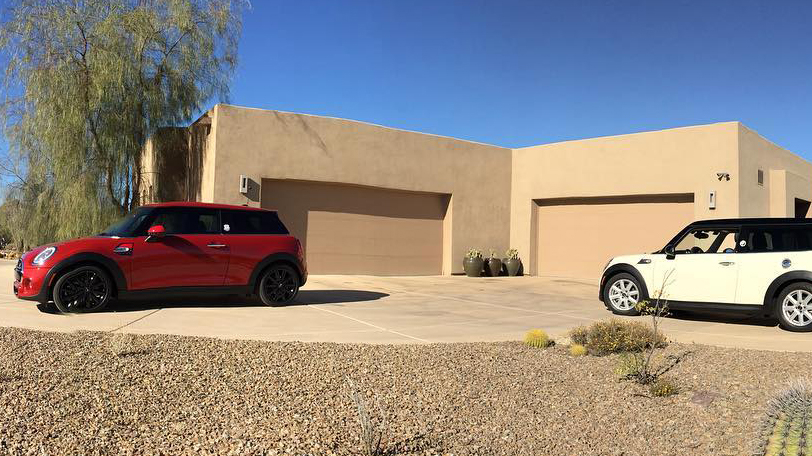 MINI's tweet photo. What beats one MINI in the desert? A his-and-hers pair, of course. IG user that_donguy shows off these #PepperWhite and #ChiliRed rides in the family driveway.
#60YearsofMINI #MINILove https://t.co/HL4hlTNnG1