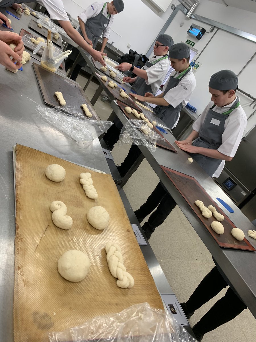 EastavenueRest's tweet photo. We are into our third successful round of junior chefs programme @Eastleigh_Col . If your interested in becoming a chef or coming into the hospitality industry get in touch. @VTCT_uk #fecolleges #educatecreateinspire https://t.co/vYiFGBgzVZ