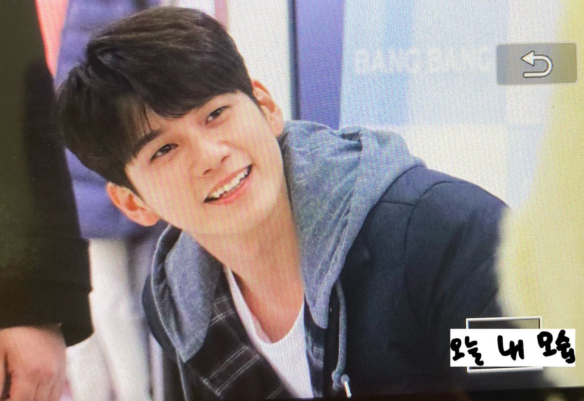 ong_cabin's tweet photo. 200115 뱅뱅프리뷰
#옹성우 #성우 #ONGSEONGWOO #WEBELONG #뱅뱅 https://t.co/gASQFteWQc