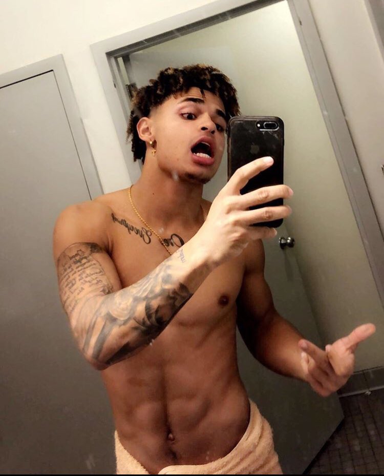 yourstruleyvic's tweet photo. Dm me for his file i finally got the nudes 😫😫😂 https://t.co/VL4dY9RIio