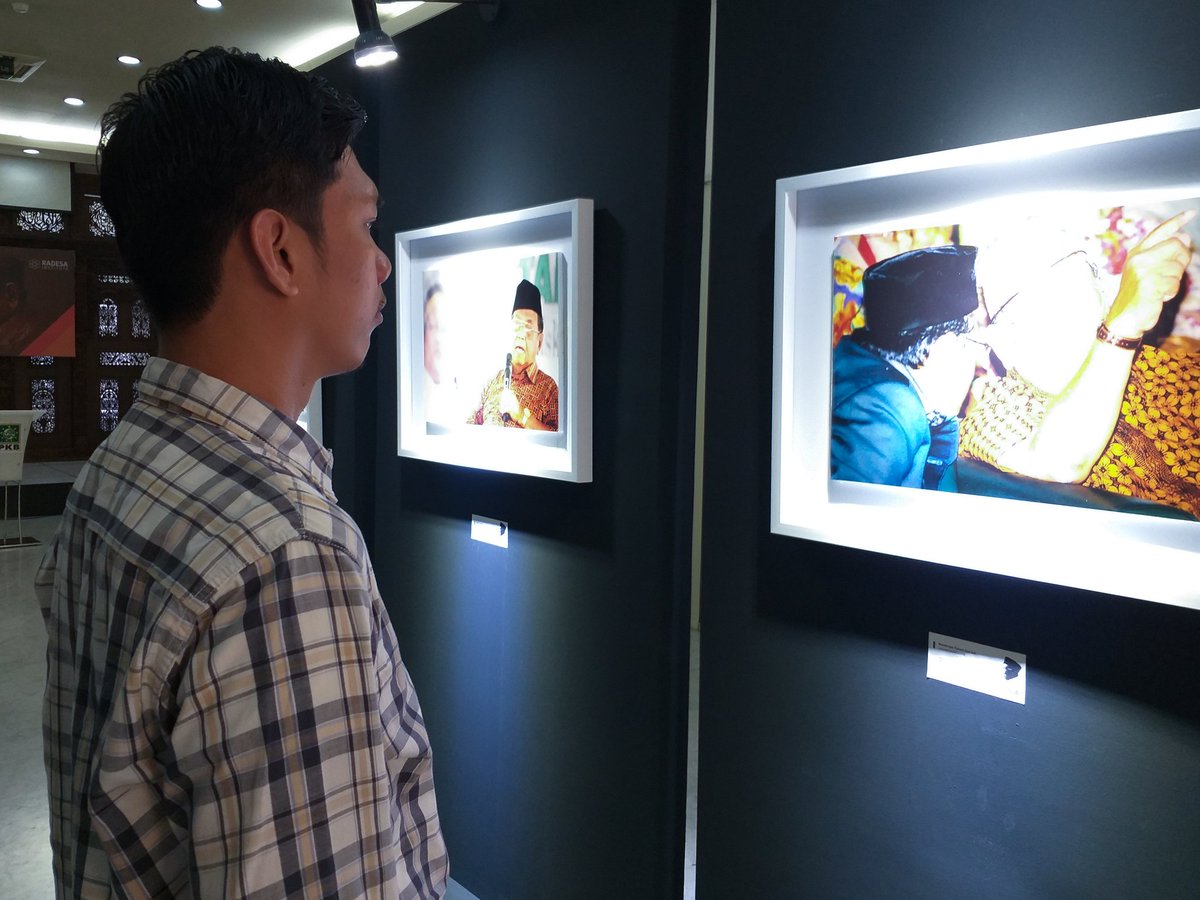 Foto yang memperlihatkan Ketum <a href="/cakimiNOW/">A Muhaimin Iskandar</a> &amp; almarhum Gusdur sedang berbincang-bincang tersebut adalah pemenang lomba foto #satudekadehaulgusdur yang diselenggarakan oleh <a href="/DPP_PKB/">DPP PKB</a>