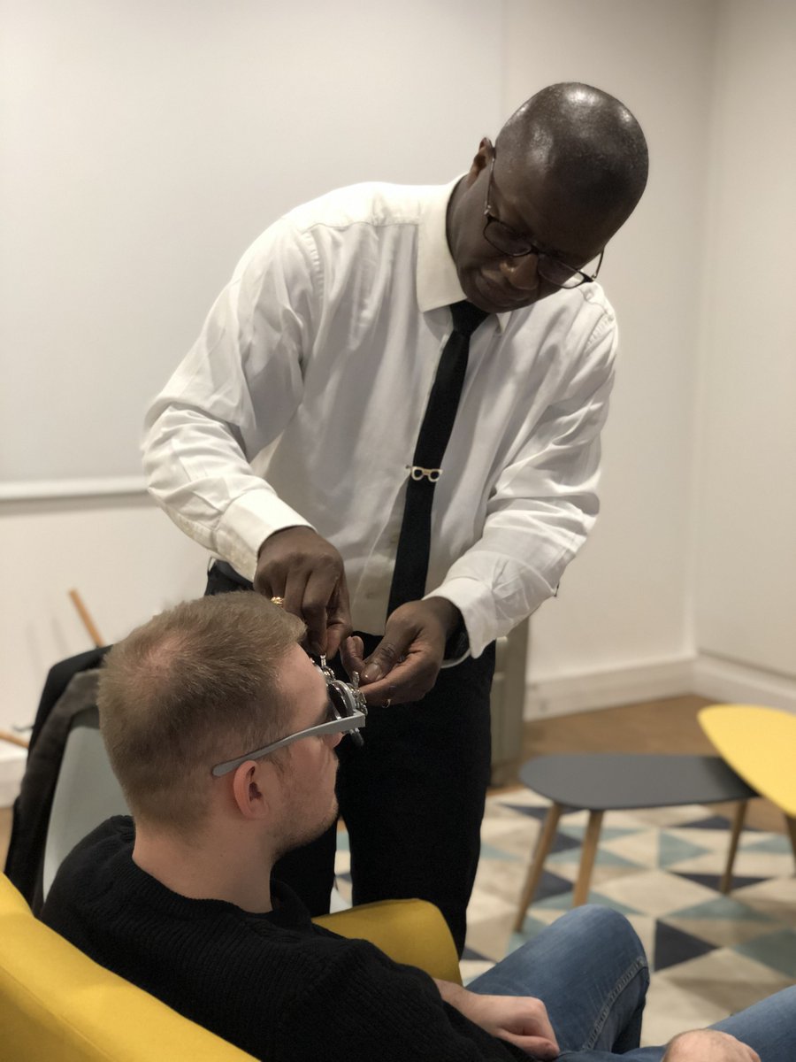 Afflelou's tweet image. Après l'équipe "League of Legends", c'est maintenant au tour de l'équipe "Counter-Strike" de la @TeamVitality de s'équiper ! #BeeMagic