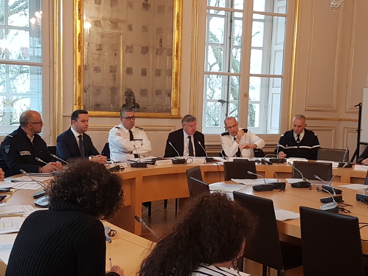 Prefet44's tweet photo. Claude d'Harcourt a présenté ce jour le bilan 2019 de l'accidentalité en #LoireAtlantique avec le Général Zamora de la @Gendarmerie nationale 44 et de Benoît Desferet DDSP @PoliceNat44. 71 tués et de lourds handicaps : #STOP aux drames sur nos routes, mobilisons-nous ensemble. https://t.co/EhTimWO9nx