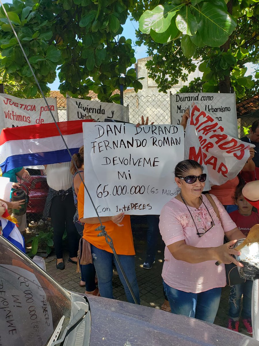 DMocipar's tweet photo. Ahora mismo, frente al Ministerio de Urbanismo. Caso #MOCIPAR 
@chiqui_avalos
 @LuisBareiro
 @lacostasoy
 @enriquegamarra
 @flogismondi
 @patriciavargasq
 @oscar_marandu
 @menchibarriocan
 @MirnaAlf
 @lizaort52769375
@GladysInsaurra6
 @DeGrunert
 @alvaromorapy
 @TelefuturoInfo https://t.co/ZD6wh6FYEB