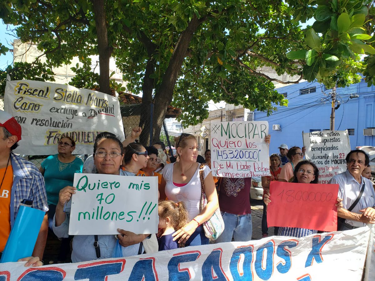 DMocipar's tweet photo. Ahora mismo, frente al Ministerio de Urbanismo. Caso #MOCIPAR 
@chiqui_avalos
 @LuisBareiro
 @lacostasoy
 @enriquegamarra
 @flogismondi
 @patriciavargasq
 @oscar_marandu
 @menchibarriocan
 @MirnaAlf
 @lizaort52769375
@GladysInsaurra6
 @DeGrunert
 @alvaromorapy
 @TelefuturoInfo https://t.co/ZD6wh6FYEB