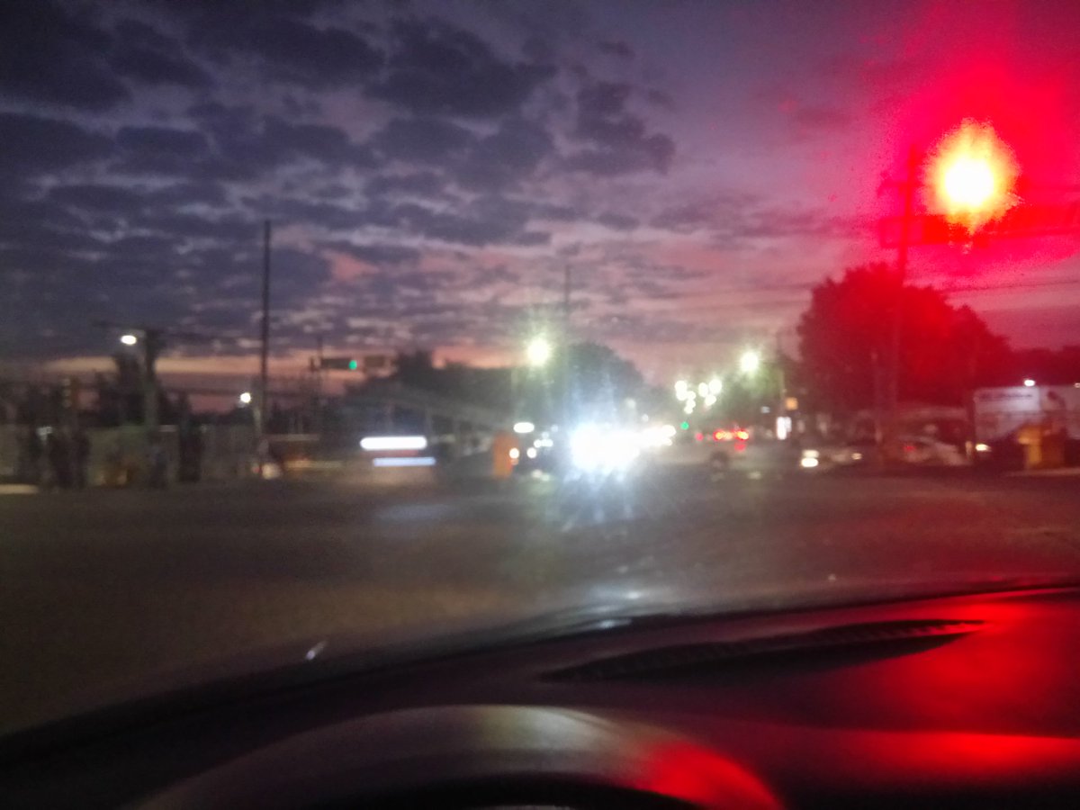 maitomaii's tweet photo. @Trafico_ZMG @SITEURJAL Las plumas del tren ligero llevan dos días sin funcionar en la estación de España, es bastante peligroso porque a la gente le vale y se atraviesa dobre todo en las mañanas https://t.co/0wK8o84lCm