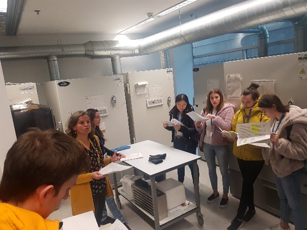 HMar_research's tweet image. Estudiants del @InsPereRibot han vingut a visitar-nos. Han pogut descobrir la nostra història, passejar per les instal·lacions i conèixer què són i per què serveixen els #Microarrays. Gràcies a tots i totes pel vostre interès en la ciència!!!@MARBiobanc
@the_prbb @hospitaldelmar