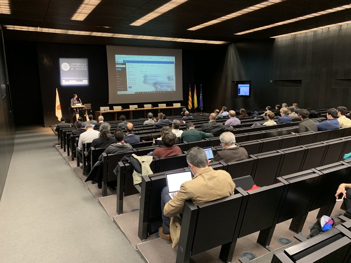 AMIRES_EU's tweet photo. Jose Pozo, Director of Technology and Innovation of the
@EPICassoc, presenting our #AMIplexus tool at the 4th Photonic Integration Week in Valencia. https://t.co/o6lPYZFLjd