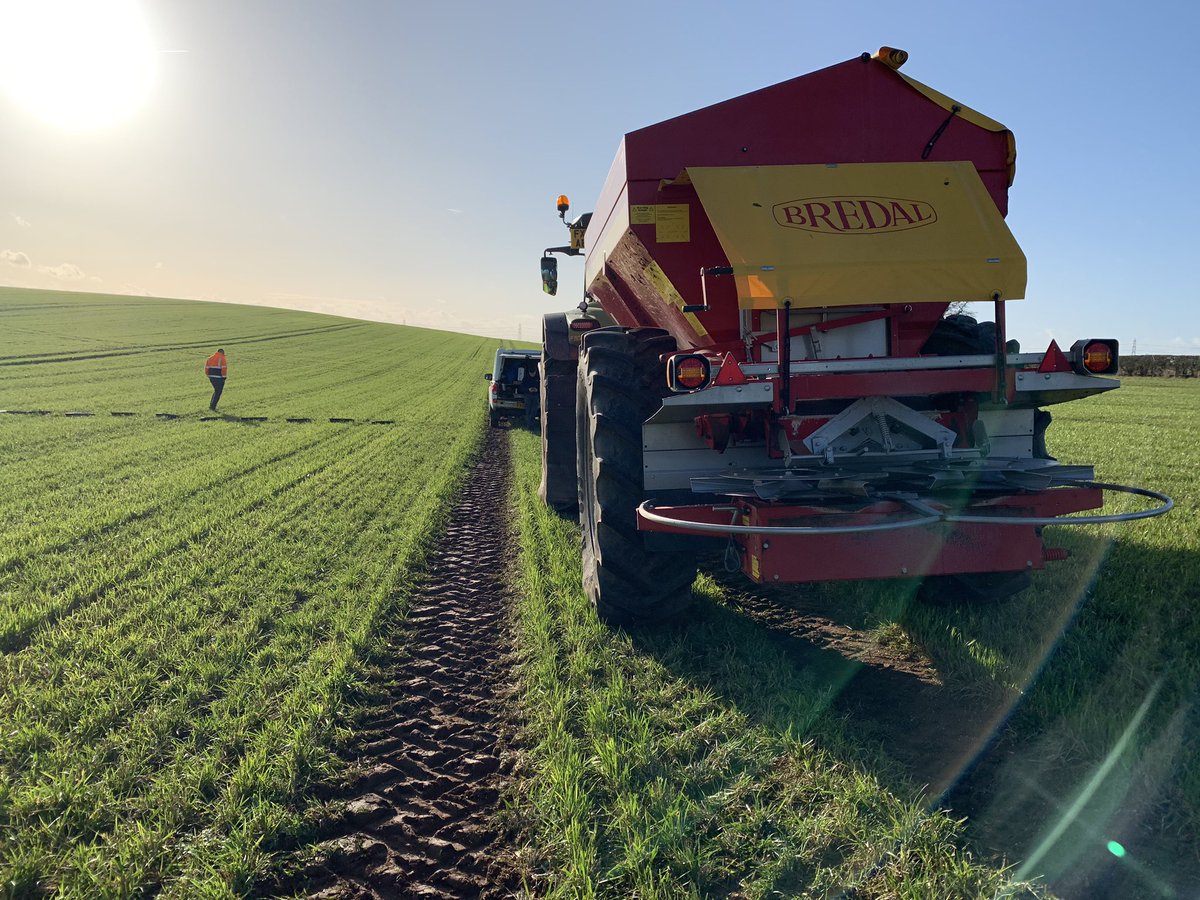 TheSpreaderGuys's tweet photo. Super happy customers @ Blankney Estates. 3 fert spreaders 7 different ferts 🤩 Perfect results! #TeamWork #DontGuessUseSCS #NSTS #TrayTest  #Experts https://t.co/kN7kTmcvDp