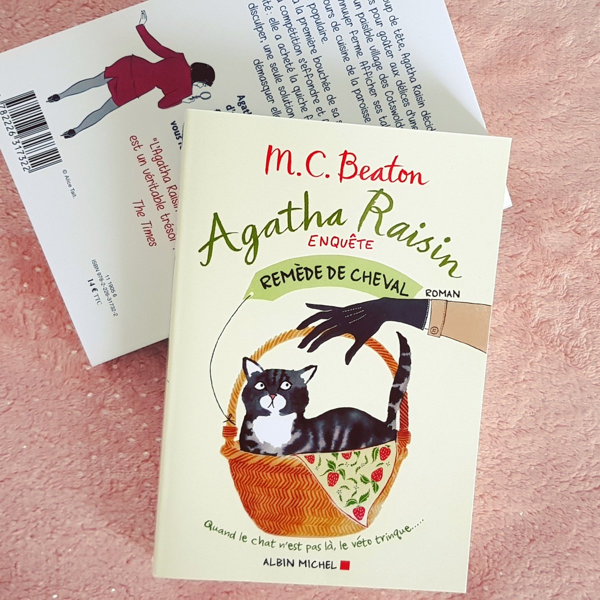 LCarnets's tweet image. 2️⃣ Ce roman se lit extrêmement bien et vite. C’est fluide et avant de s’en apercevoir, on a déjà résolu l’enquête et on tourne la dernière page. J’ai hâte de retrouver ces personnages et découvrir ce que nous réserve le troisième tome !