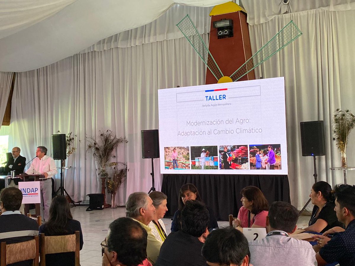 INDAP_Chile's tweet photo. Con palabras de agradecimiento DN @crecondo dio inicio a esta nueva jornada dedicada a conversar sobre los desafíos en los que la #AgriculturaFamiliarCampesina se debe centrar para enfrentar y adaptarse al #CambioClimático. #FacebookLive 👉🏽 https://t.co/OVqA05F1lu https://t.co/XnxAcUjihv