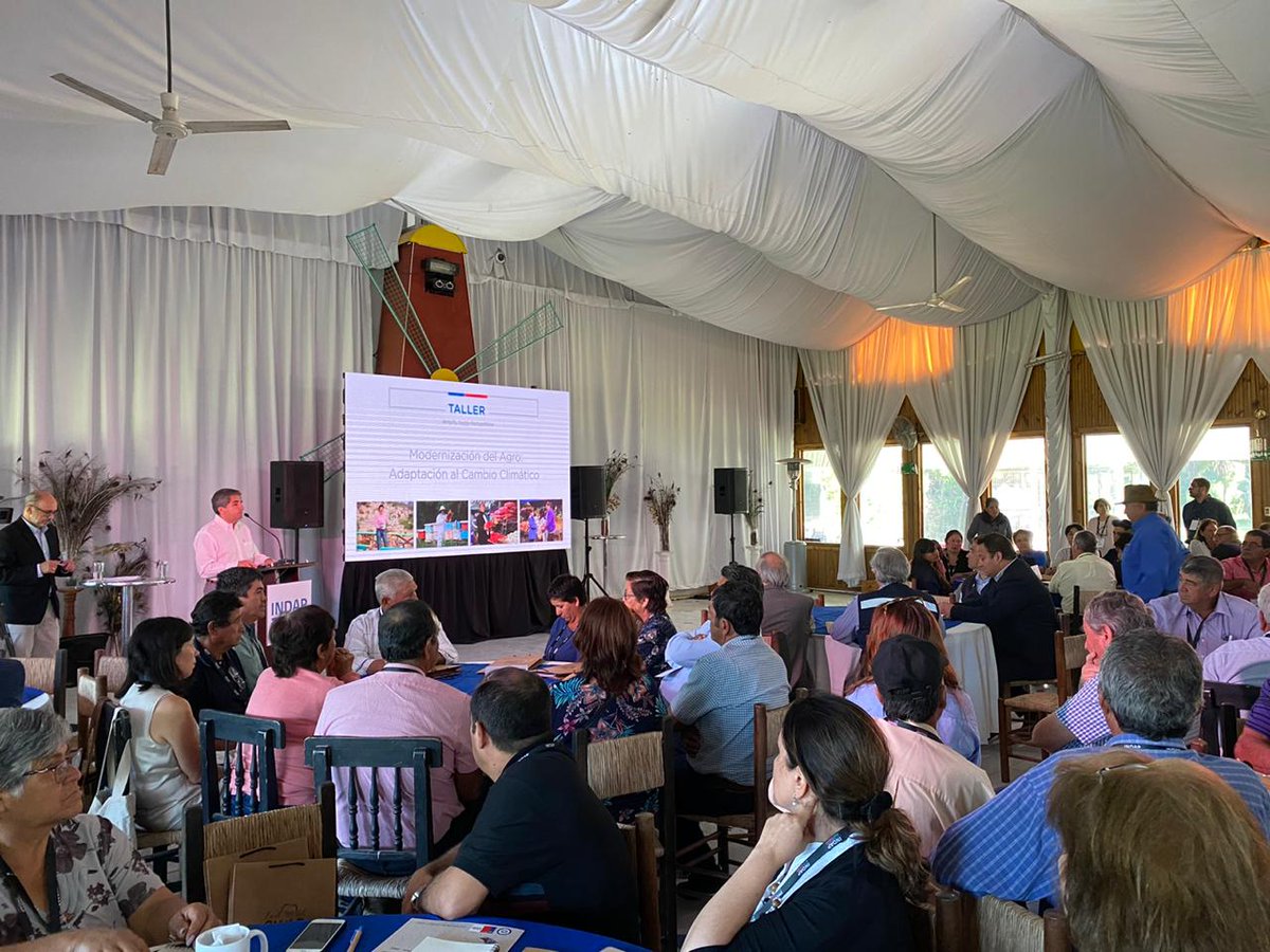 INDAP_Chile's tweet photo. Con palabras de agradecimiento DN @crecondo dio inicio a esta nueva jornada dedicada a conversar sobre los desafíos en los que la #AgriculturaFamiliarCampesina se debe centrar para enfrentar y adaptarse al #CambioClimático. #FacebookLive 👉🏽 https://t.co/OVqA05F1lu https://t.co/XnxAcUjihv