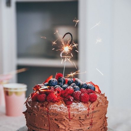 upstep_lyon's tweet photo. Puisque nous sommes en janvier 2020, upstep souffle sa deuxième bougie !
Chez upstep nous sommes fiers d’être une jeune startup, riche de l’expérience de nos consultants.
2020 commence bien ! https://t.co/xa4MowSFKA