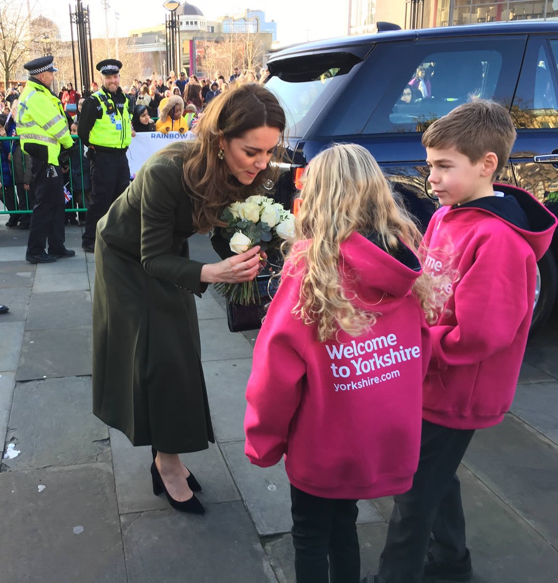 Welcome2Yorks's tweet photo. The Duchess of Cambridge receiving a warm Welcome to Yorkshire with white roses 👑😍 #RoyalVisitBradford https://t.co/jH3vgj6UH4