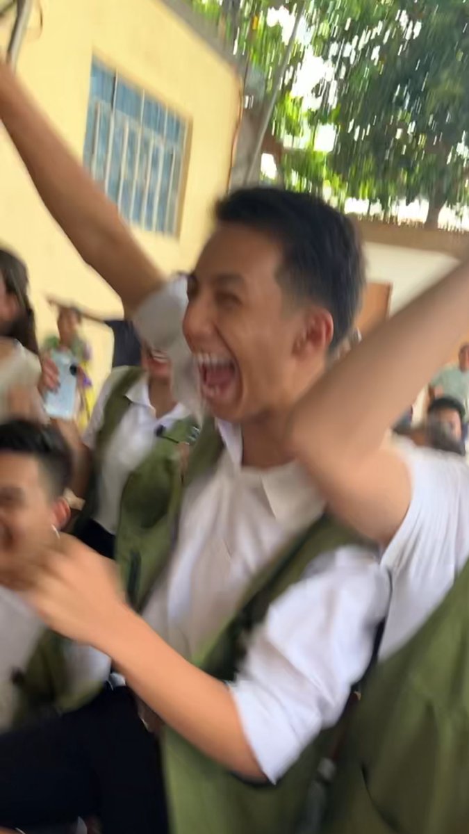StJamesss1920's tweet photo. Yung nalaman mong walang pasok bukas: 
#cocofestival https://t.co/osaEGNhKhN