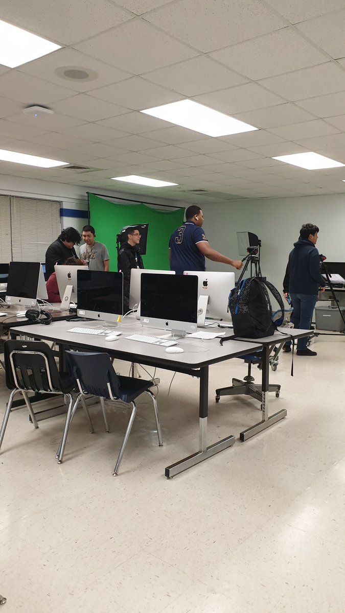 Kids making a 30 sec. flip grid on shot composition. Fun. 😎#JustGettinStarted <a href="/SamRayburn_HS/">Sam Rayburn High School</a>