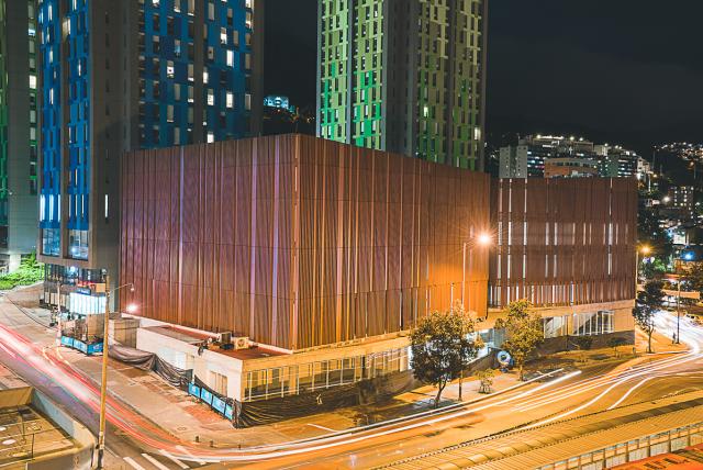 Construdata's tweet photo. Diseñada por el Colectivo 720, la Cinemateca de Bogotá es un paso urbano, una calle museo y 2 volúmenes que alojan salas de proyección que permiten la interacción de este espacio. Conoce más en 👉 https://t.co/RdjIOEzc8A 👈 #FelizMiercoles #Construdata https://t.co/UWrn5RrLh1