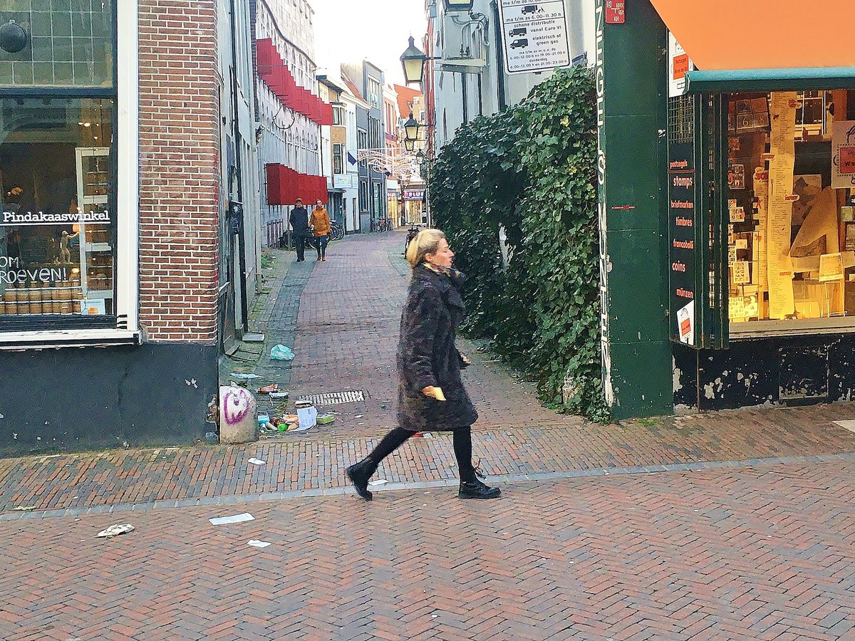 edwinlucas_'s tweet photo. ‘Wij zijn gemaakt om te wandelen. Oude steden zijn daarop ook gebouwd. De auto heeft dat in de war gestuurd. Maar ik wil een stad vol lachende gezichten, geen stad vol blik.’ (Jan Gehl, architect) De Donkerstraat in #Utrecht, gefotografeerd in 1968 en door mij in 2020. #stadsmens https://t.co/j595CALuY1