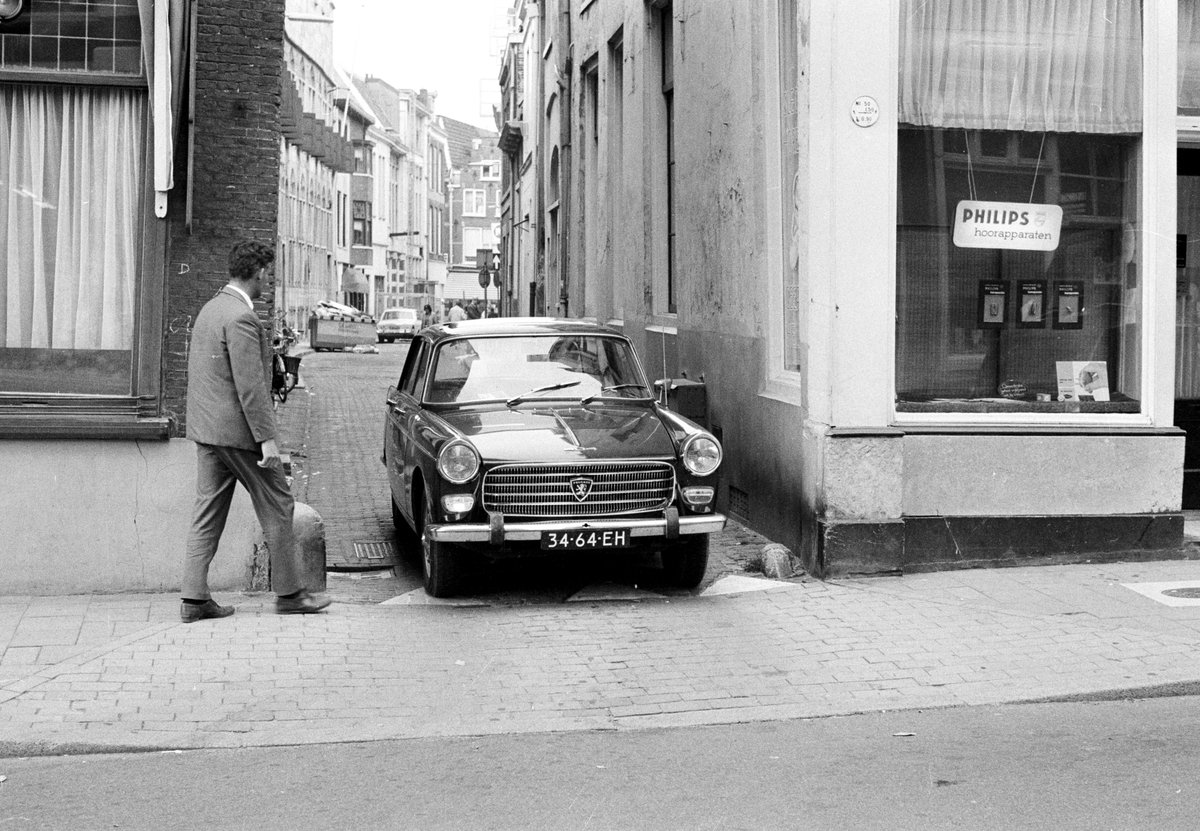 edwinlucas_'s tweet photo. ‘Wij zijn gemaakt om te wandelen. Oude steden zijn daarop ook gebouwd. De auto heeft dat in de war gestuurd. Maar ik wil een stad vol lachende gezichten, geen stad vol blik.’ (Jan Gehl, architect) De Donkerstraat in #Utrecht, gefotografeerd in 1968 en door mij in 2020. #stadsmens https://t.co/j595CALuY1
