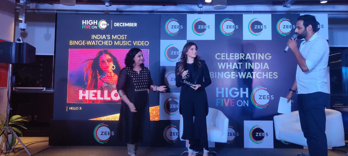 ZEE5India's tweet photo. Congratulations to the song which made everyone groove! @Sunnyleone's #HelloJi wins the award for the most viewed song!
#HighFiveToZEE5 @TheKanikakapoor @SunnyLeone
Watch it live here: https://t.co/XKqOq6S5MY
#ZEE5Awards #OTTAwards #HighFiveToCelebrations
@ZEE5Premium @ZEE5Shows https://t.co/c8DHg9Oj9e
