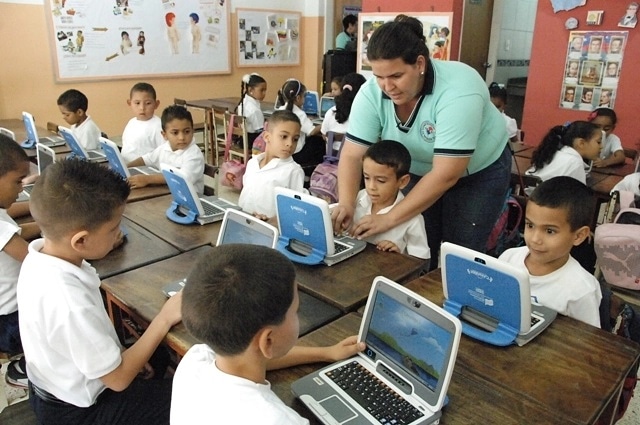 Mi reconocimiento a los hombres y mujeres de bien que se comprometen cada dia con la formación de nuestros niños y niñas de la Patria, aún en medio de las dificultades que enfrentamos hoy, permanecen fieles a su grandiosa vocación. ¡Feliz día, Maestros y Maestras! #15deEnero