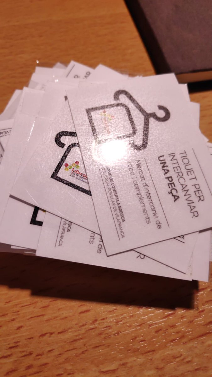 Avui podeu començar a portar roba pel mercat d'intercanvi!

De 18h a 20h us esperem a <a href="/lagueralda_cpv/">La Gueralda, Casal Popular de Vilafranca</a>

Per cada peça de roba us donarem un tiquet com el de la foto, i dissabte podreu intercanviar els tiquets per una peça nova.