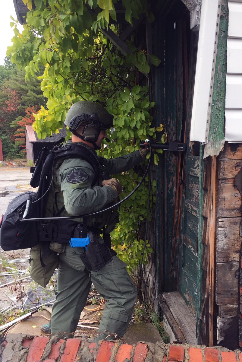 Ratools247's tweet image. Fast, quiet entries with hydraulic entry/rescue kit!  HRP4-BAT.   #swat #police #tactical #tacticalbreaching #hydraulicrescue #mechanicalbreaching #breachingtools #military #entrytools #forcibleentry #swattraining #military #specialoperations #explosivebreaching