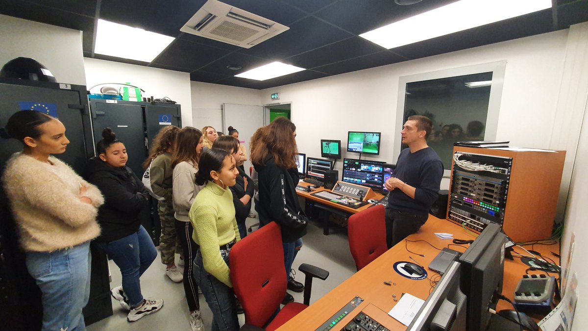 Aujourd'hui les wifilles de <a href="/COLLEGEPEIRESC/">Collège NC Fabri de Peiresc</a> et <a href="/Clg_DReinhardt/">Collège Django Reinhardt</a> visitent le studio Telomedia de <a href="/univtoulon/">Université de Toulon</a>

#becausegirlscan
@face_education