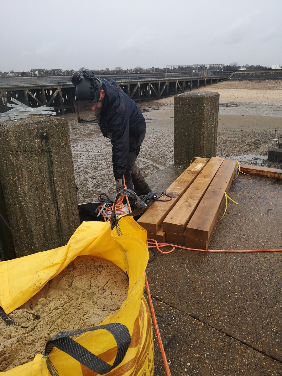 EssexWT_Andrew's tweet photo. Really exciting habitat creation at @EssexWildlife #gunnerspark. We are building a wader nesting platform on Gogs Berth. This sandy shingle habitat will hopefully attract breeding Oystercatcher, Sandwich, Common and (fingers crossed) Little Tern.
#essex #essexwildlifetrust https://t.co/iuHteAWbsO