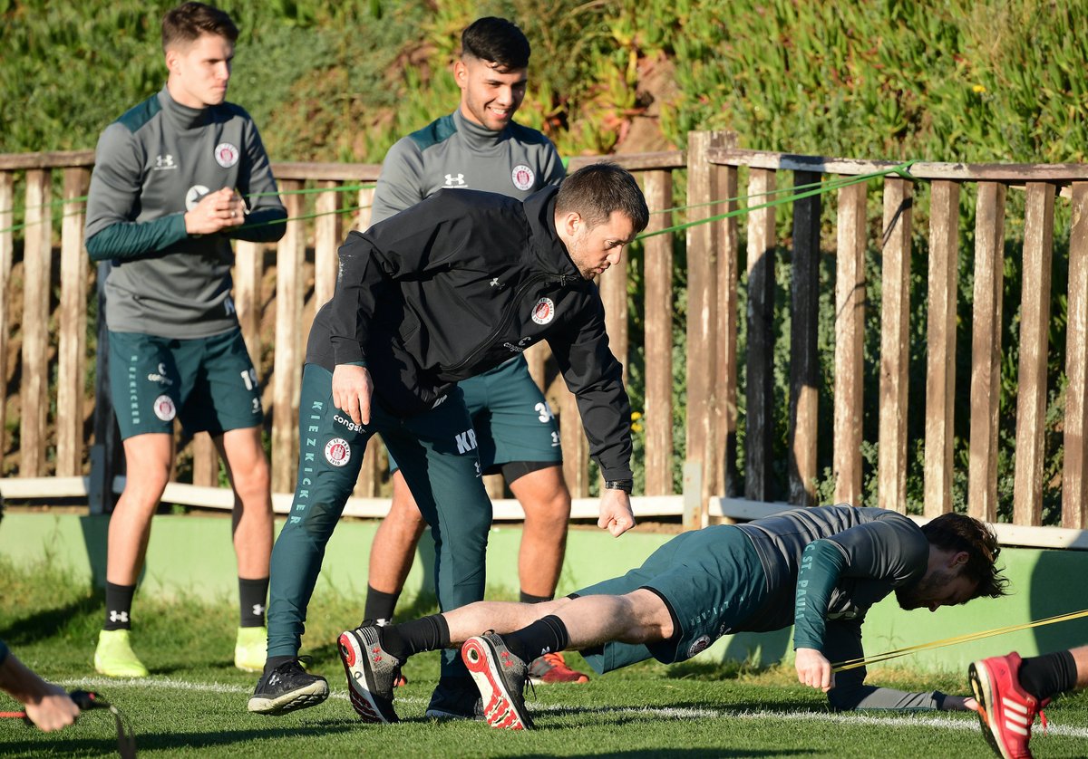 fcstpauli's tweet photo. Wie führt ein Weg als Athletiktrainer oder Spielanalyst eigentlich zu den Kiezkickern? Im Fall von Karim #Rashwan und Jannik #Niden hat es kürzlich über unser Nachwuchsleistungszentrum geklappt.
Mehr zu den beiden 👉🏻 https://t.co/mtkdjr0dgh
#fcspinSpanien | #fcsp | #YoungRebels https://t.co/3IKpjOWeYv