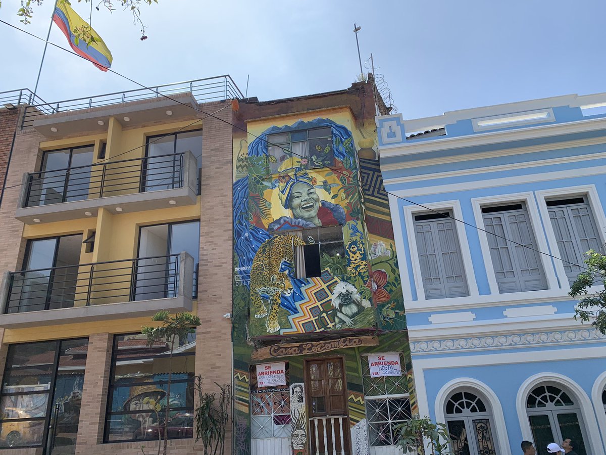 NicoEspitia's tweet photo. Contrastes que muestran lo bonita que es Bogotá #YoVoy #ExploringColombia @Colombia https://t.co/VdH00Tx1Jb