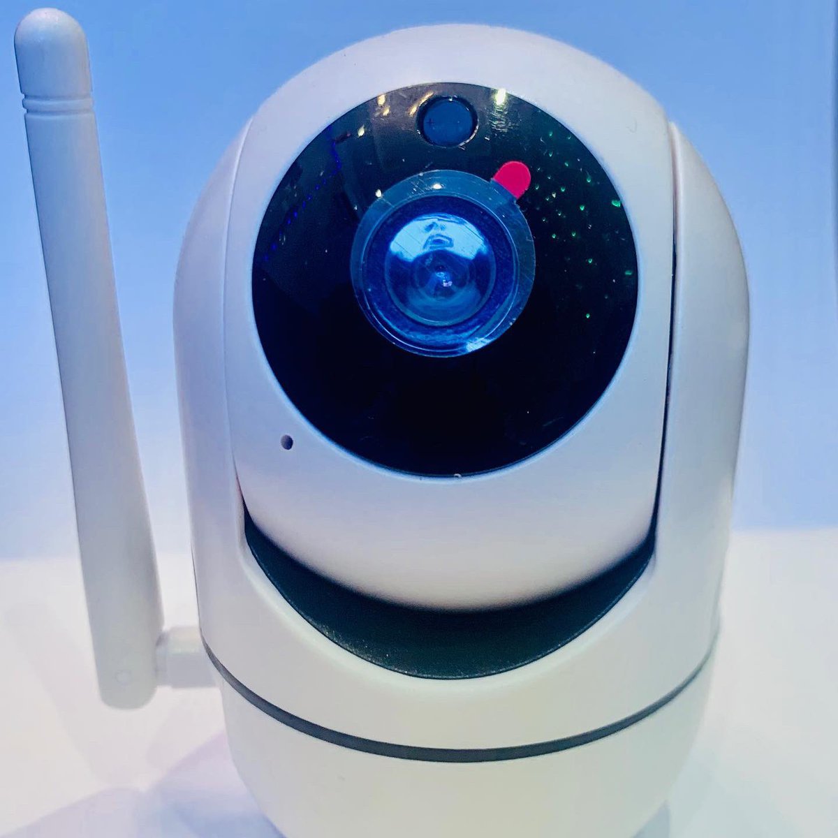 AnikSecurity's tweet photo. Forget about #Nigeria #Ozoemena #blaqbonez #speeddarlington #aniksecuritysystem #anik #blaqbonez #ihedioha #OBICUBANA #ImoState #Uzodinma among others, this camera here does everything you can think of and it can be oprrated just from your phone alone!!! Send us that dm now!!!! https://t.co/sfWlEUYix9
