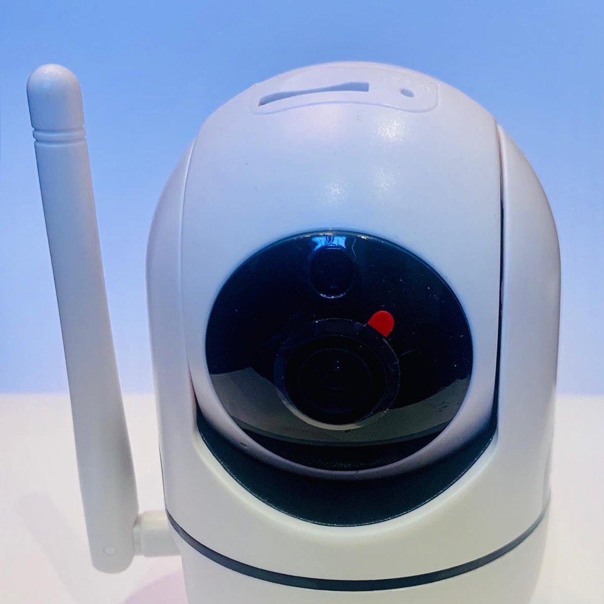 AnikSecurity's tweet photo. Forget about #Nigeria #Ozoemena #blaqbonez #speeddarlington #aniksecuritysystem #anik #blaqbonez #ihedioha #OBICUBANA #ImoState #Uzodinma among others, this camera here does everything you can think of and it can be oprrated just from your phone alone!!! Send us that dm now!!!! https://t.co/sfWlEUYix9