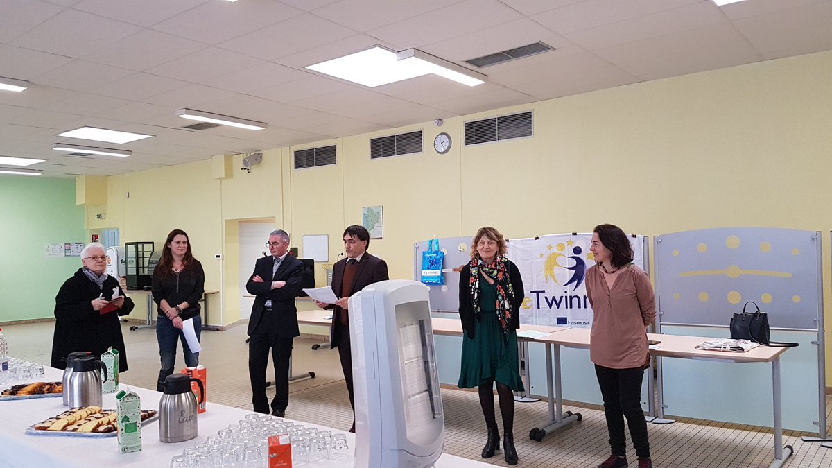 valencastillomu's tweet photo. @eTwinningFrance @eTwinningEurope
@eTw_Poitiers 
@acpoitiers 
@eduscol_LV 
Cérémonie labels qualité européens au #lycéeÉmileRoux #Confolens.2 projets récompensés, élèves de 4 à 16 ans (école maternelle, collège et lycée) #espagnol #francais #SVT #DeveloppementDurable #migrations https://t.co/GidEAM8ACN